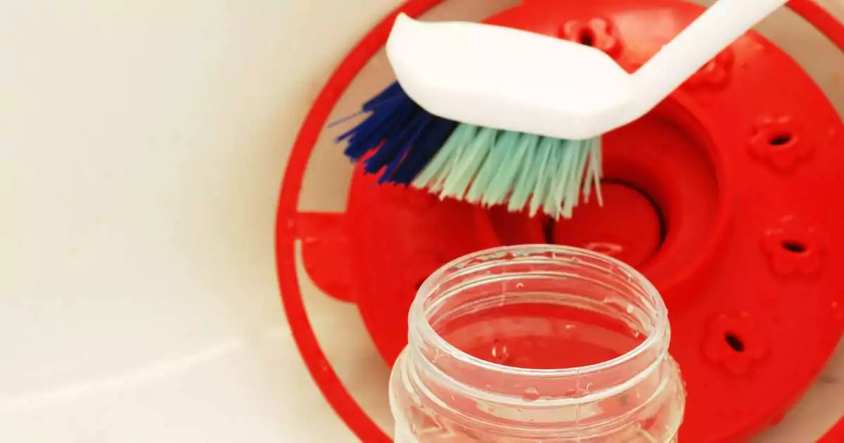 how to clean hummingbird feeders with vinegar